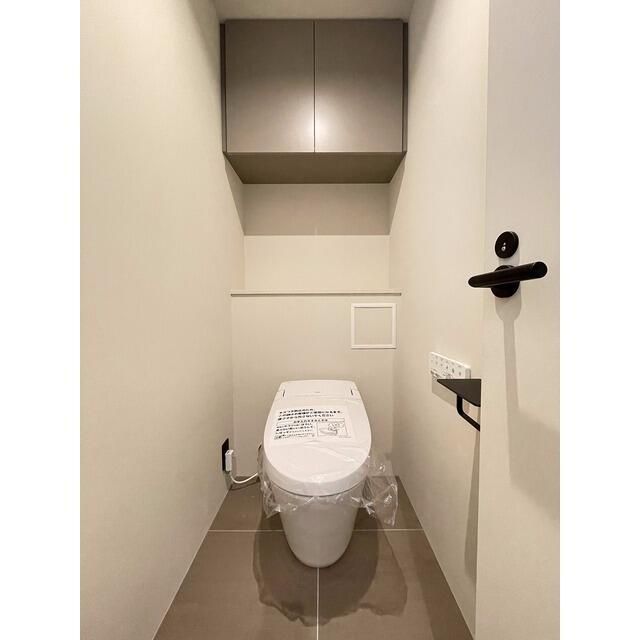 トイレ　落ち着いた色調のトイレです