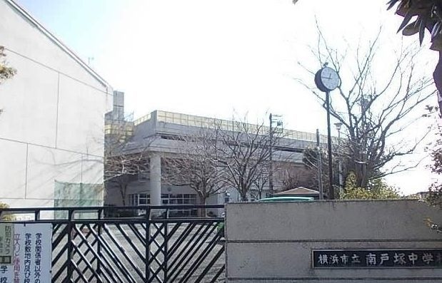 中学校　南戸塚中学校（中学校）まで380m
