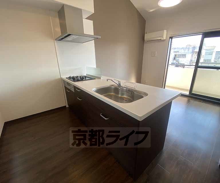 キッチン　見渡しの良いカウンターキッチンです。