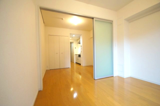 居室・リビング　清潔感のあるフローリングのお部屋です