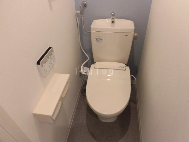 トイレ　嬉しい温水洗浄便座付きのトイレです。