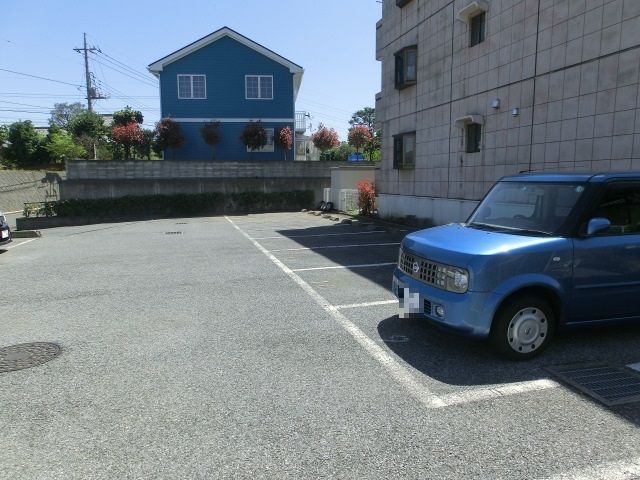 駐車場　敷地内の駐車場あります