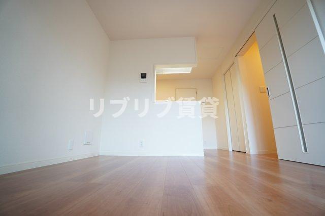 京成千葉線 西登戸駅 徒歩2分 3階建 築4年の居間写真
