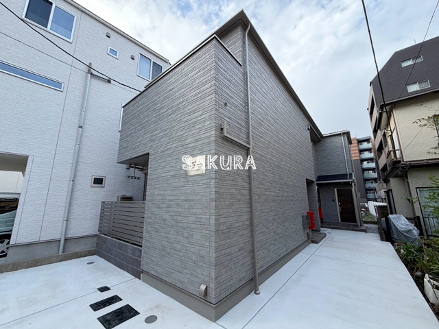 エントランス　重厚感のある建物デザイン♪