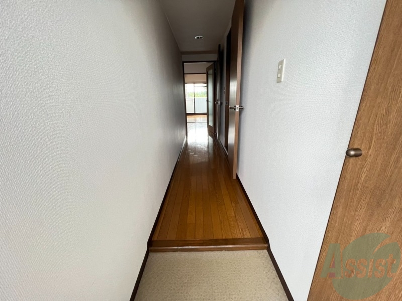 玄関　玄関からはすぐにお部屋が見えないので安心です。