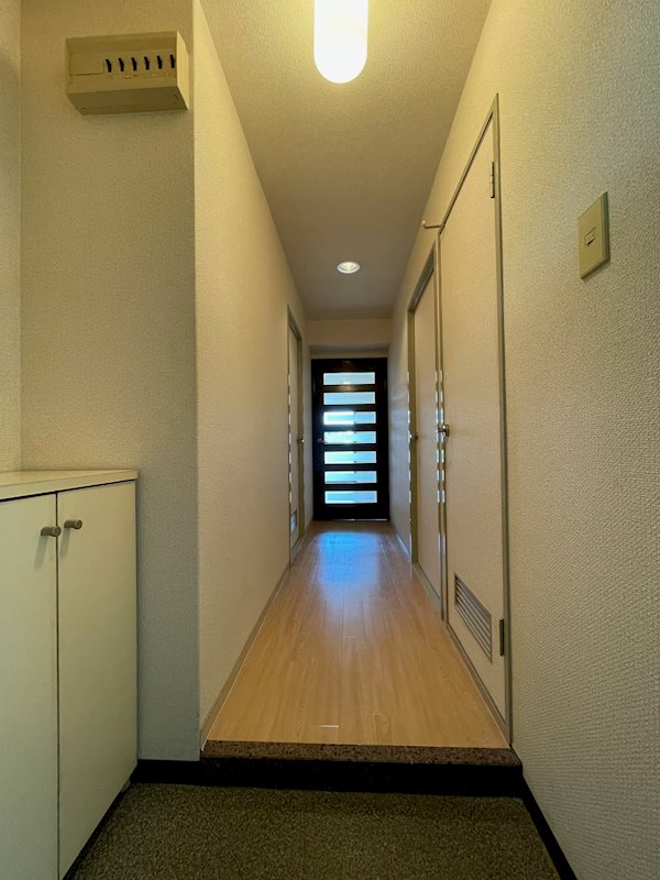 玄関　同タイプの他部屋写真です。実際の室内と異なる場合が御座います