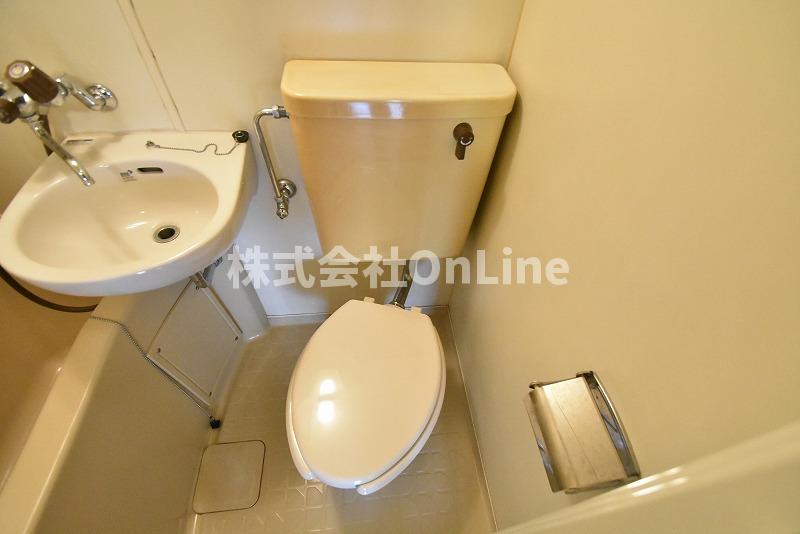 地下鉄中央線 長田駅 徒歩6分 3階建 築40年のトイレ写真