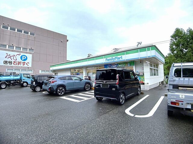 コンビニ　ファミリーマート田辺田鶴店様（コンビニ）まで550m