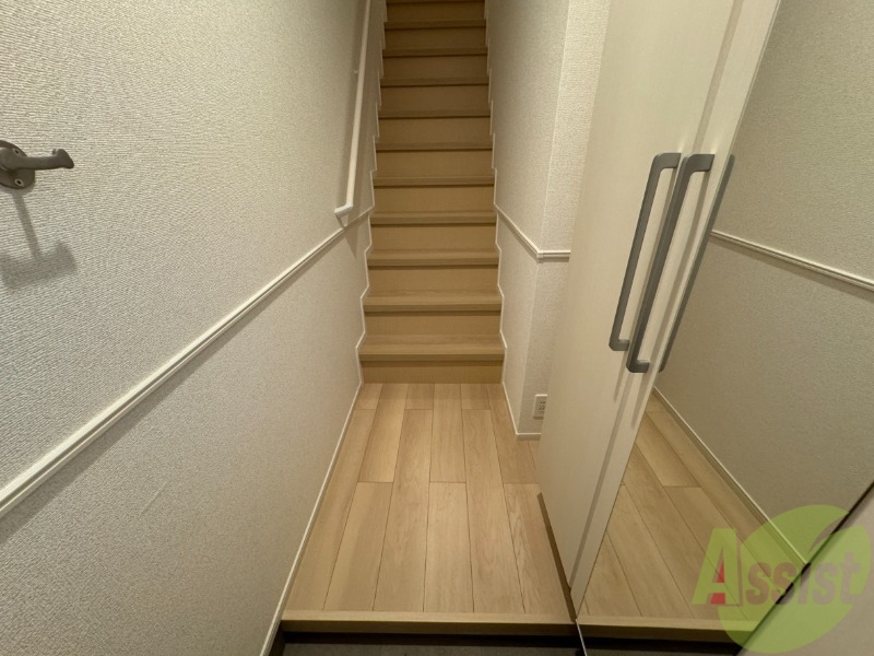 玄関　玄関からの様子です。すぐ部屋が見えないのは安心ですね。