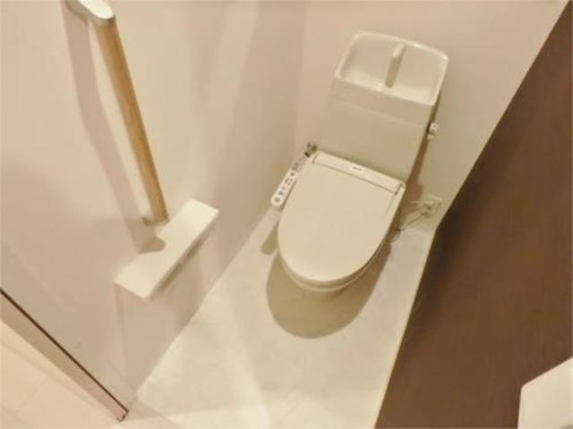 トイレ　嬉しいウォシュレット付き