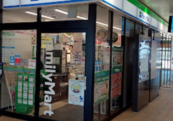 コンビニ　ファミリーマート（コンビニ）まで522m