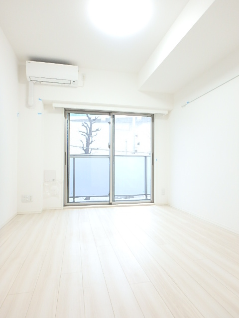 居室・リビング　ホワイトフローリングの明るいお部屋です！