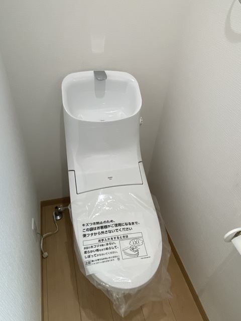 東新小岩6丁目中学校前戸建のトイレ写真