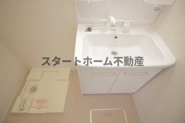 洗面設備　ゆったりとスペースのある洗面所