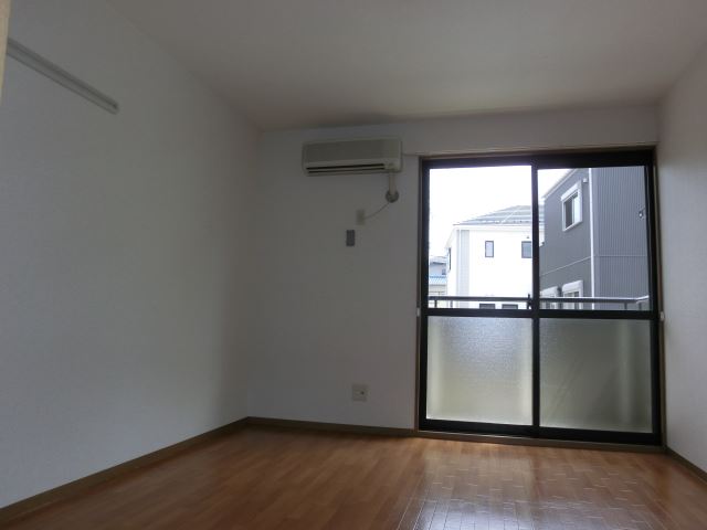 居室・リビング　エアコン付きで日当たりの良いお部屋です。