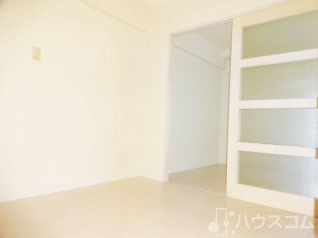 居室・リビング　清潔感溢れる一部屋。