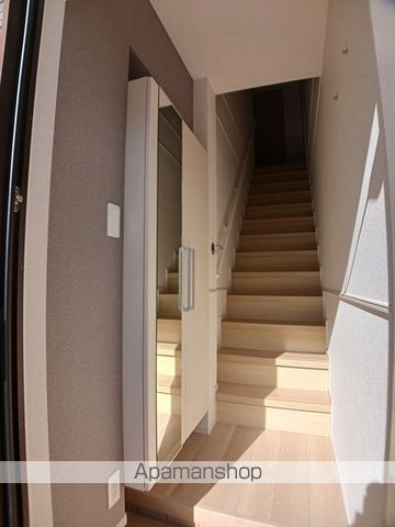 小田急江ノ島線 湘南台駅 バス乗車時間：12分 最寄りバス停で下車 徒歩5分 3階建 築1年の玄関写真