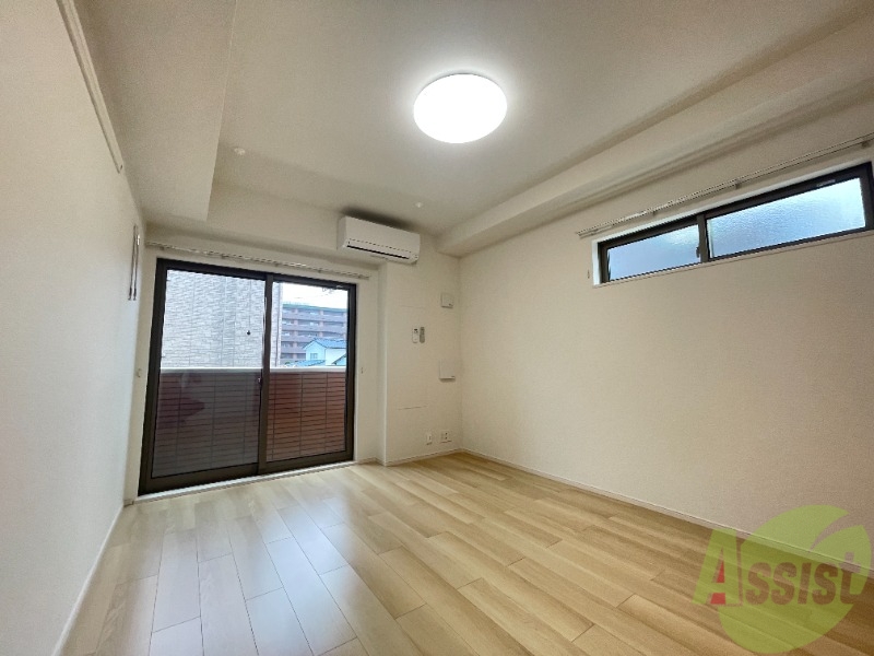 居室・リビング　７．９帖のお部屋です。大きな窓が付いていて日差しも入ります。