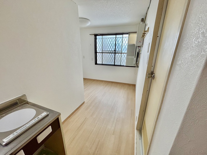 菅栄町レディースマンションの居間写真