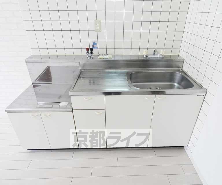 キッチン　・クロス・床の改装具合はお部屋ごとに異なります