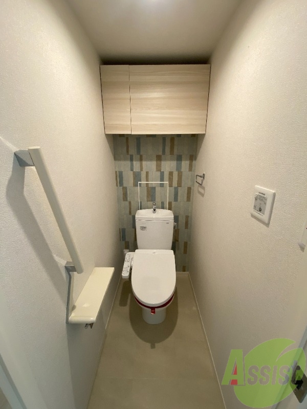 トイレ　トイレは温水洗浄便座で上部には収納スペースも！