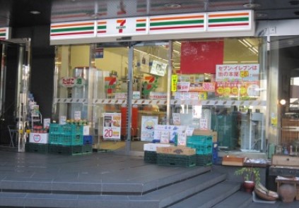 コンビニ　セブンイレブン港区南青山7丁目中央店（コンビニ）まで370m