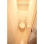 トイレ　嬉しい温水洗浄便座付きのトイレです。