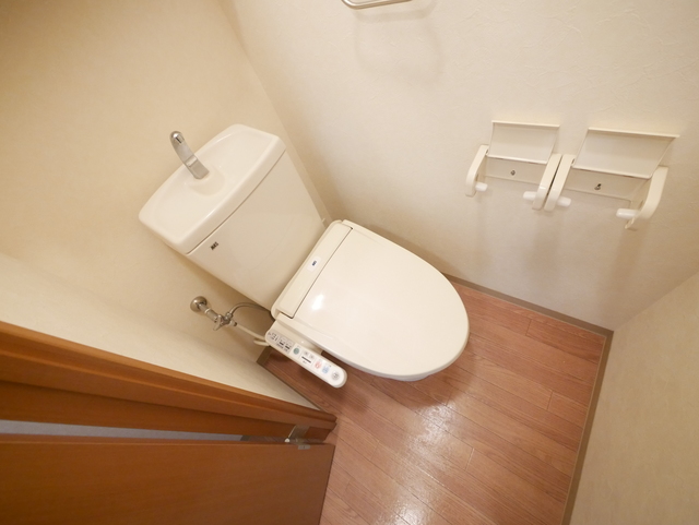 トイレ　★嬉しい温水洗浄便座付のトイレです★