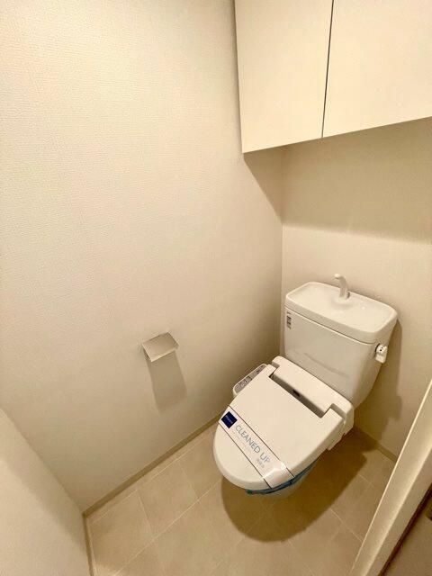 トイレ　落ち着いた色調のトイレです