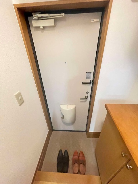 玄関　※同物件別号室の参考写真です。