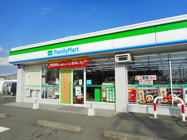 コンビニ　ファミリーマート小笠赤土店（コンビニ）まで744m