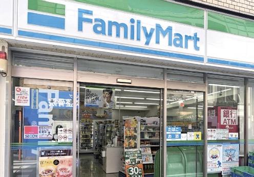 コンビニ　ファミリーマート（コンビニ）まで110m