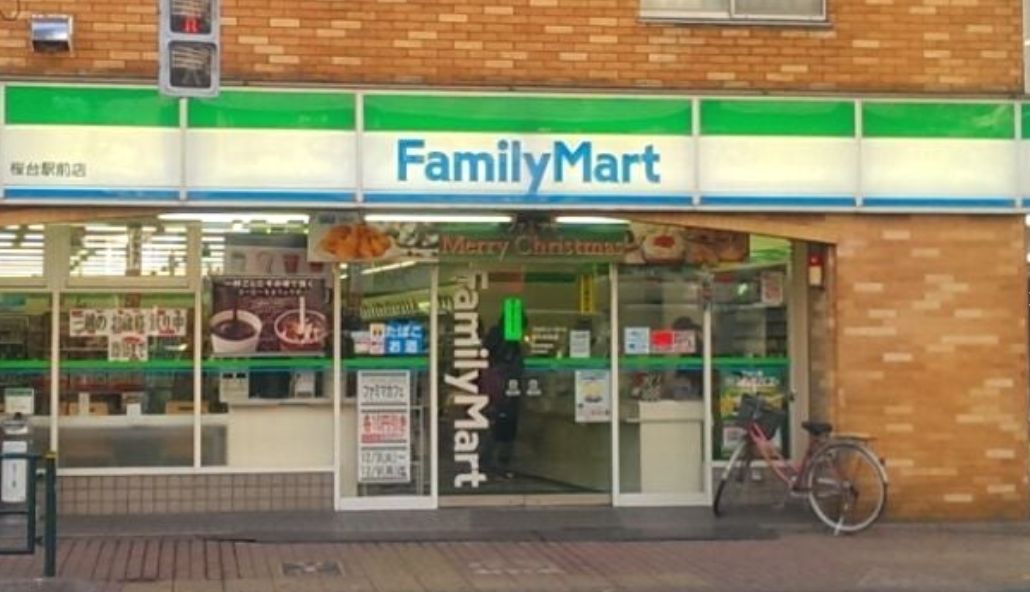 コンビニ　ファミリーマート 桜台駅前店（コンビニ）まで26m