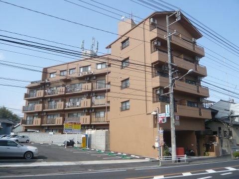 広島市西区草津南のマンションの建物外観