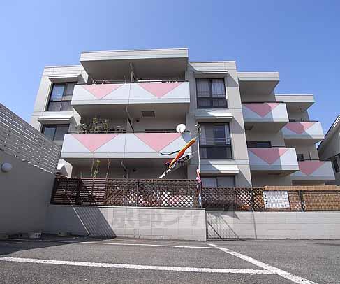 京都市西京区山田北山田町のマンションの建物外観