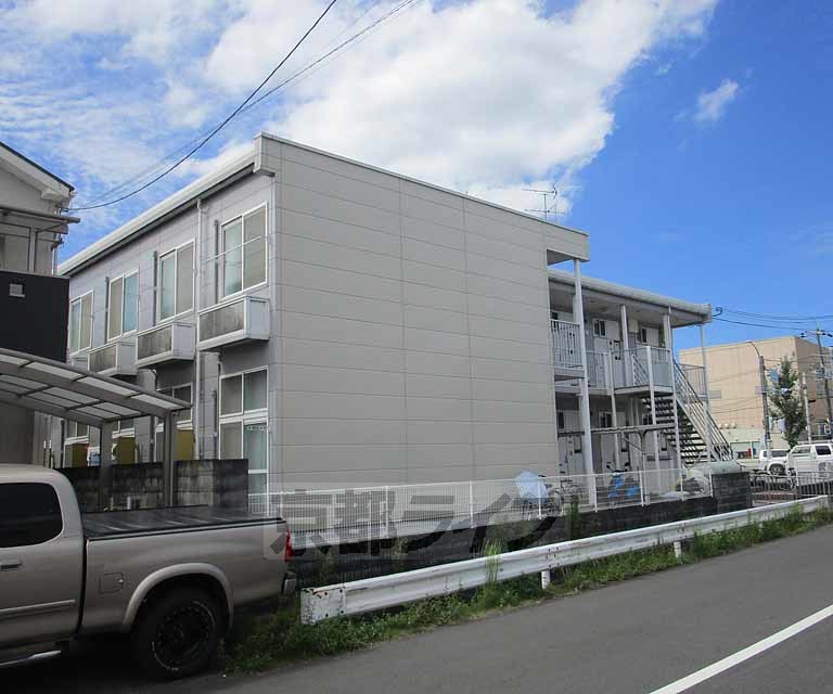 京都市西京区上桂御正町のアパートの建物外観
