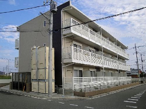 東松山市大字毛塚のマンションの建物外観
