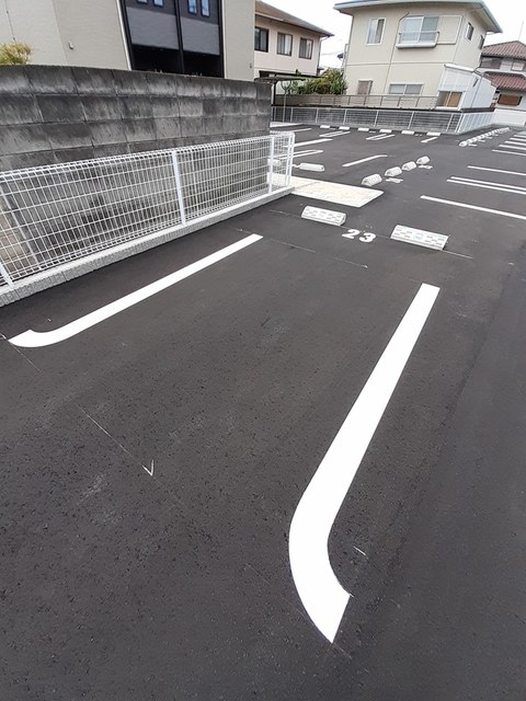 【岡山市中区倉田のアパートの駐車場】