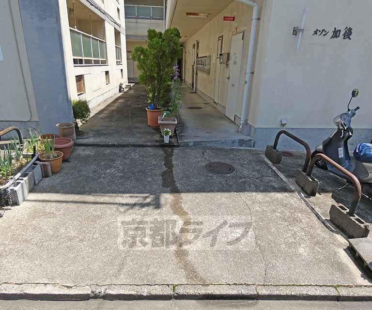 【京都市北区平野上柳町のアパートのエントランス】