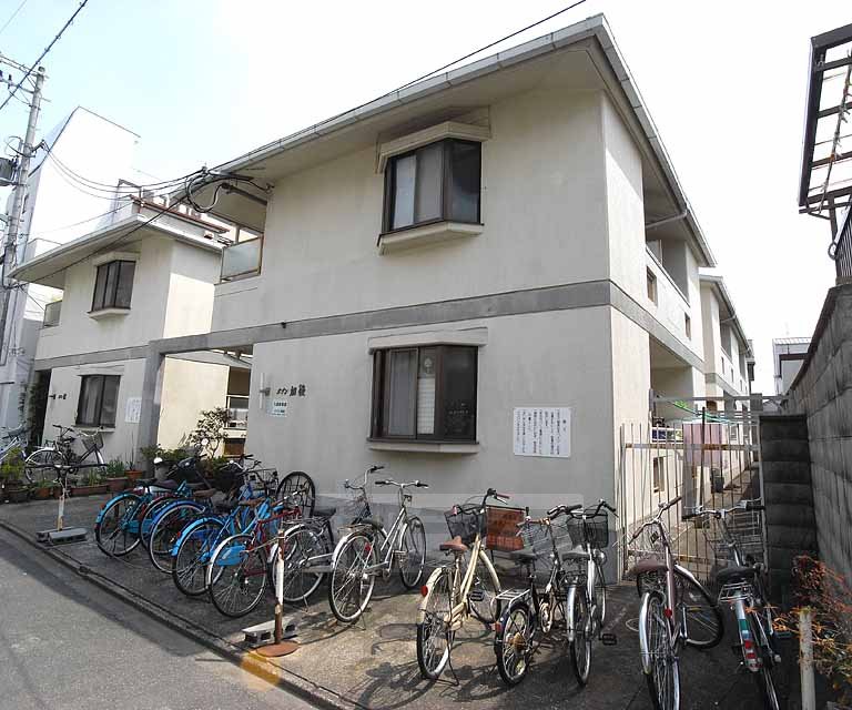【京都市北区平野上柳町のアパートの建物外観】