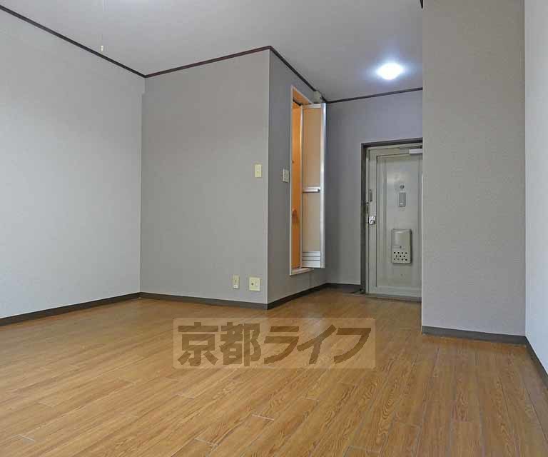 【京都市北区平野上柳町のアパートの居室・リビング】