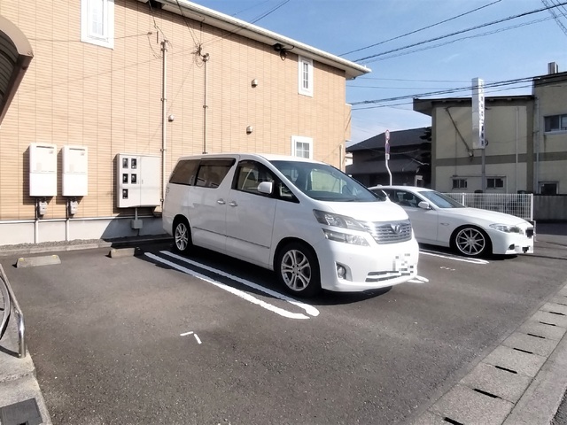 【松山市山越のアパートの駐車場】