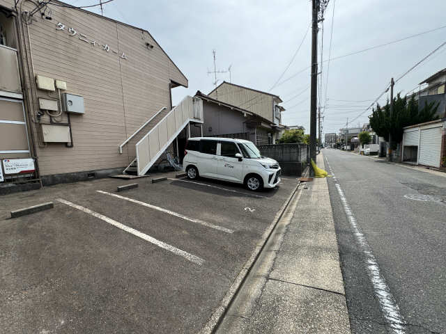 【タウニーカームの駐車場】