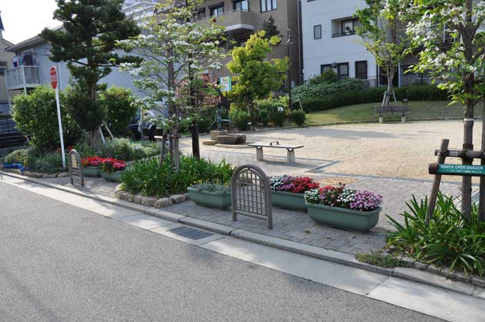 【神戸市東灘区深江北町のマンションの公園】