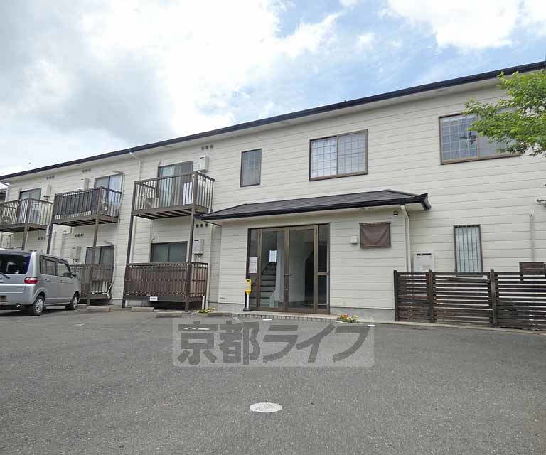 京都市右京区御室芝橋町のアパートの建物外観