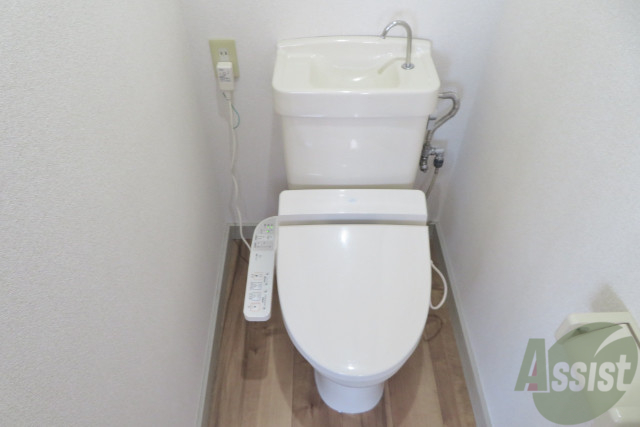 トイレ　嬉しいウォシュレット機能付きです。シャワートイレは便利ですね