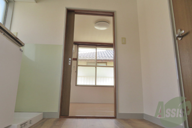 玄関　玄関から撮影しました。正面が居室ですねー