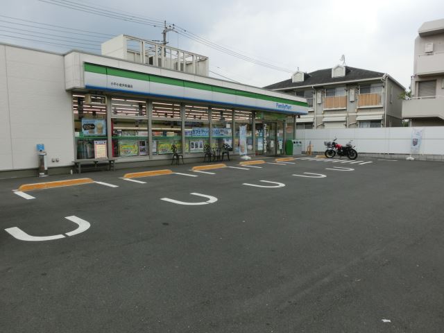 コンビニ　ファミリーマート（コンビニ）まで180m