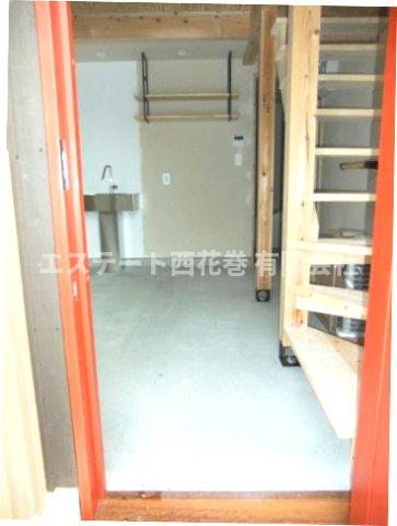 玄関　玄関ドアを開けるとすぐに室内になります。１階床はコンクリート