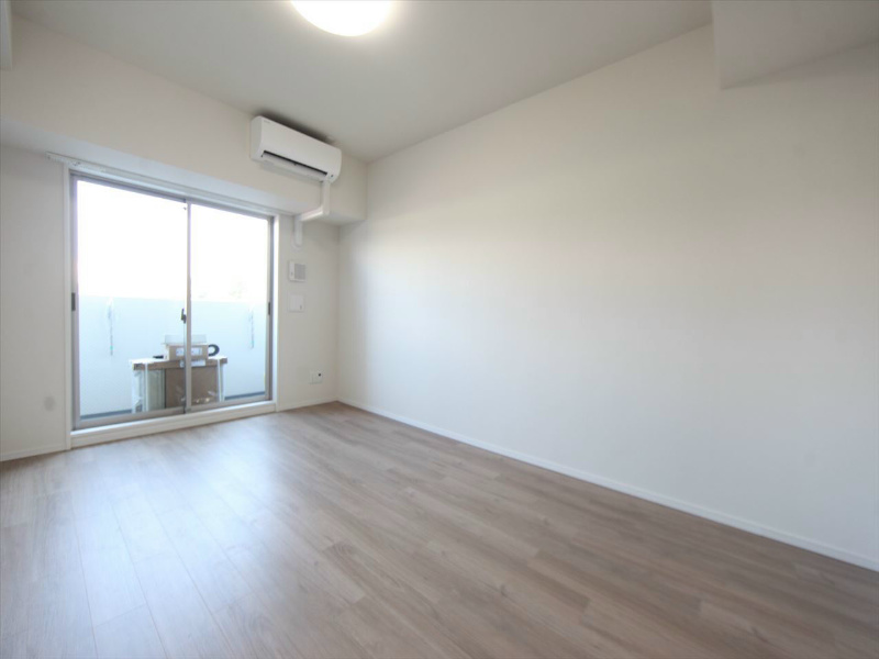 バルコニー　洋室9.9帖　エアコン完備　バルコニー